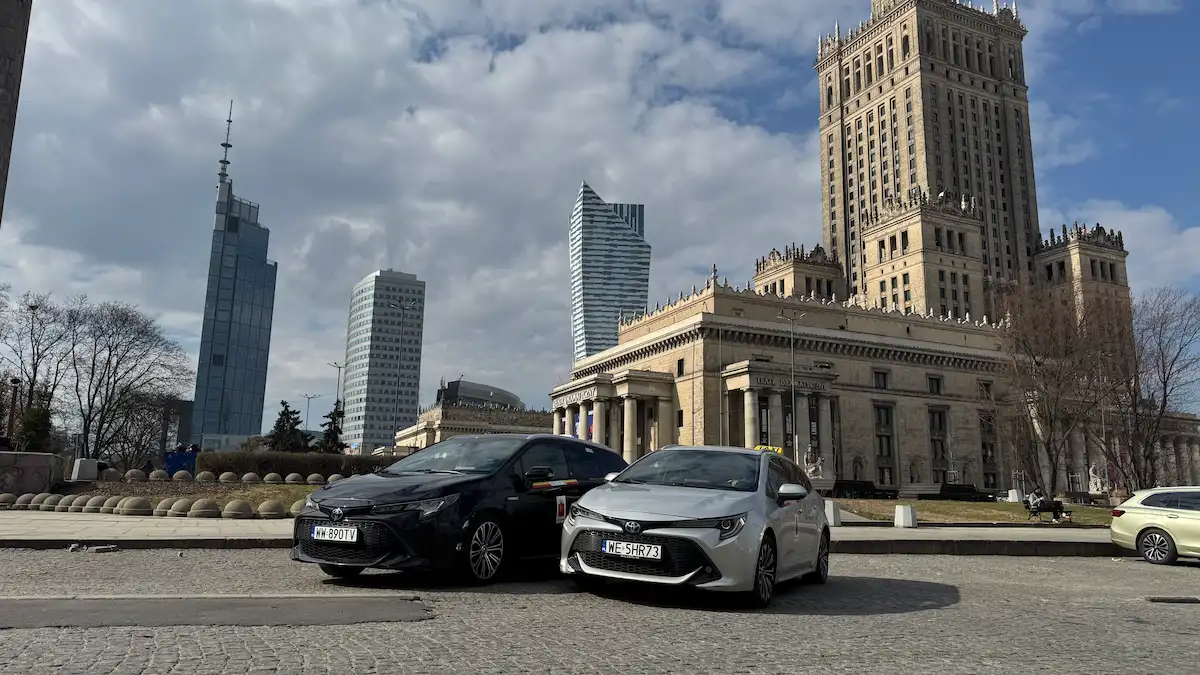 2 тойоты королы стоят в центре Варшавы