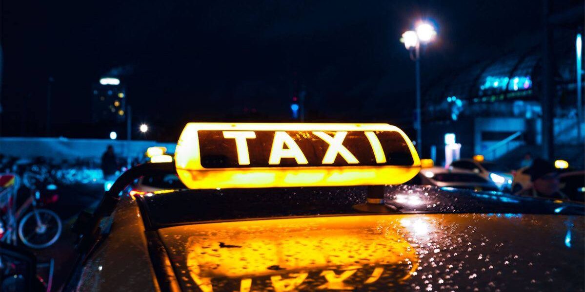 Praca taxi w nocy — zarobki, stawki, napiwki i bezpieczeństwo