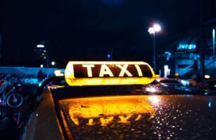 Praca taxi w nocy — zarobki, stawki, napiwki i bezpieczeństwo